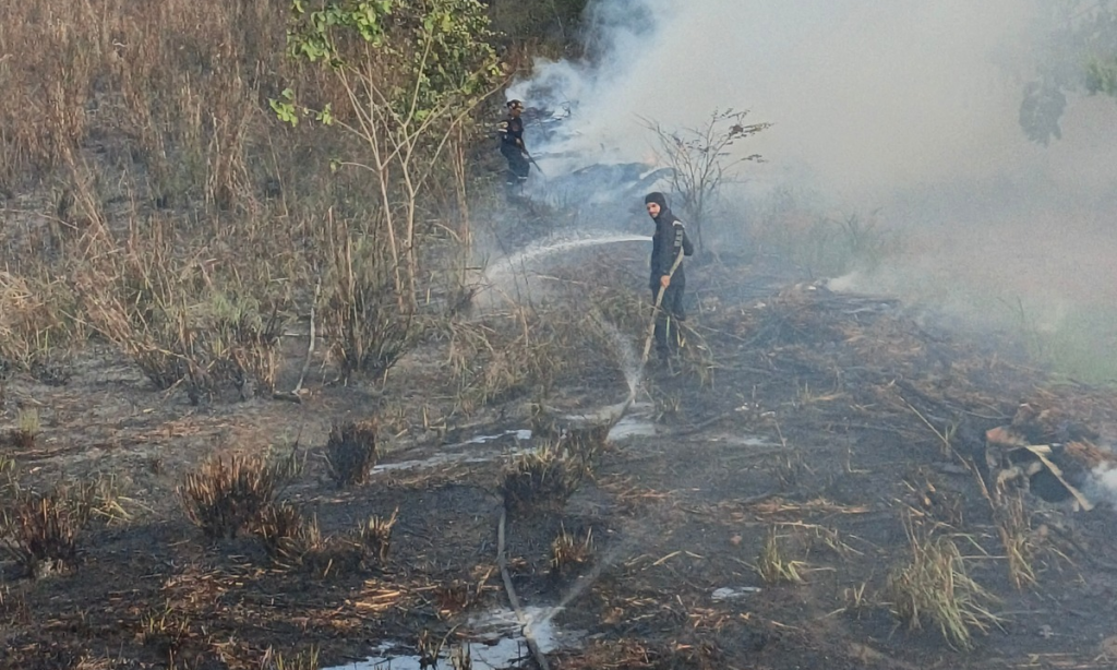 Foto: Yamileth Goyo / Incendio en la pista del aeropuerto Generalísimo Ezequiel Zamora.